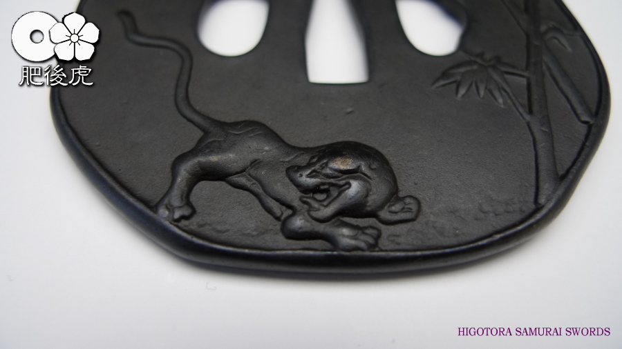 縁頭、鉄地に蝶に芍薬図 縁頭、鉄地に蝶に芍薬図