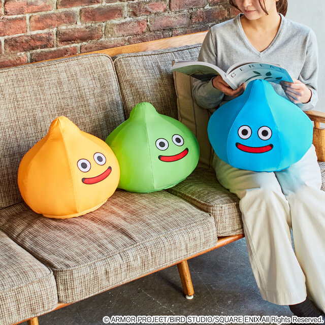 ドラクエ』積んで遊べる「スマイルスライム ビーズクッション」が