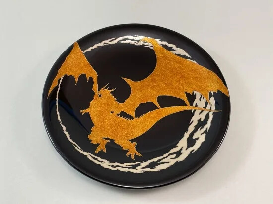 FF14』輪島塗デザインプレートが再販─金色に輝く「バハムート」と、光