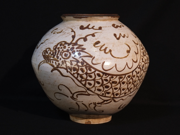 白磁鉄砂雲龍文壺 李朝中期 17世紀 ほぼ完品で名品 :: ichian