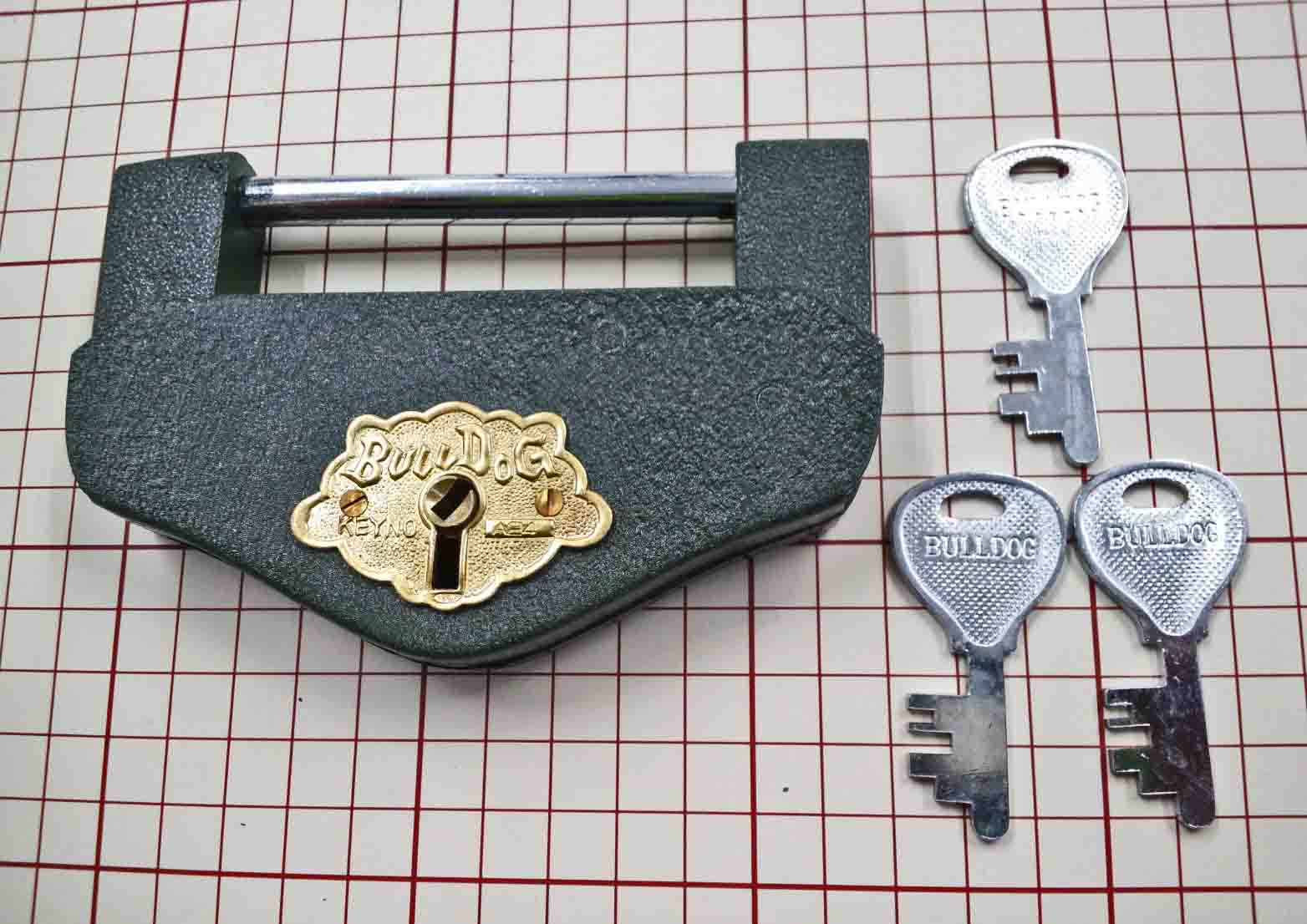 BULLDOGブルドッグ倉庫錠2号V型【在庫限り】 - 錠前屋さん 「さくら」