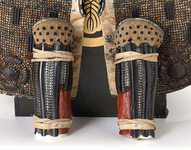 甲冑の小具足：臑当／名古屋刀剣博物館・名古屋刀剣ワールド