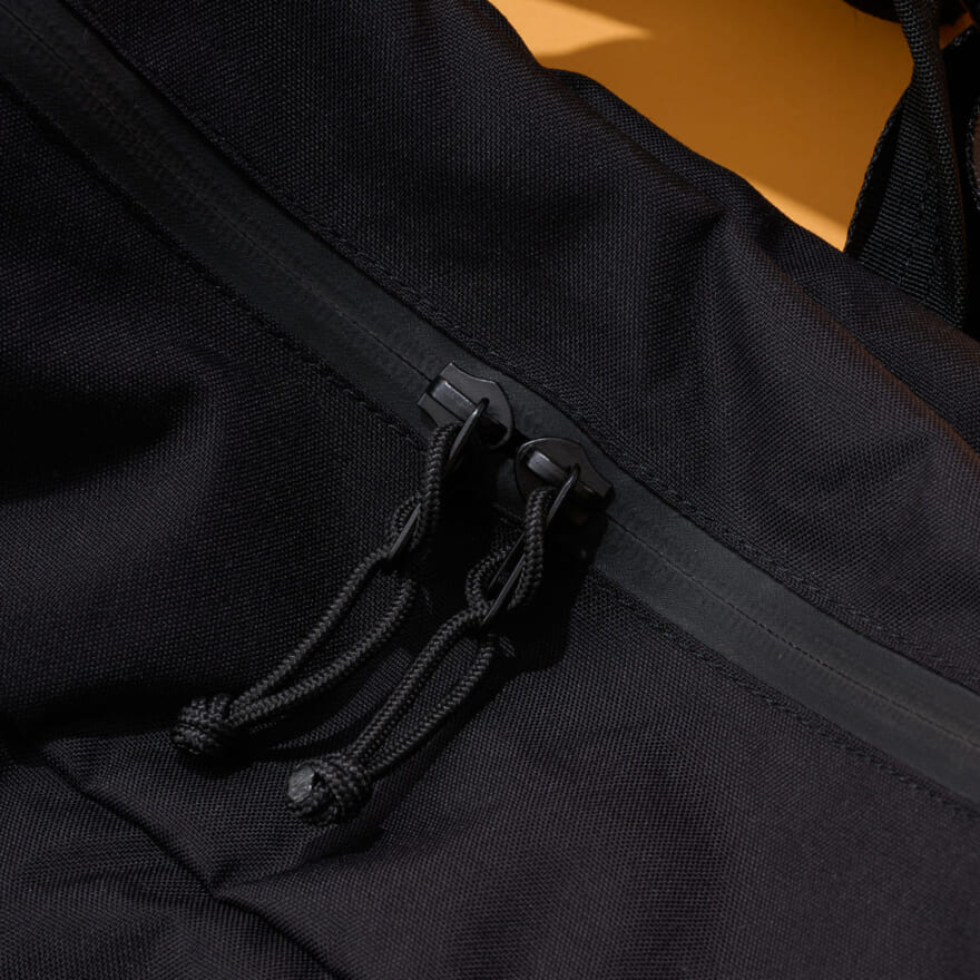 メッセンジャーバッグが再び流行る!? 黒い「ミステリーランチ」を