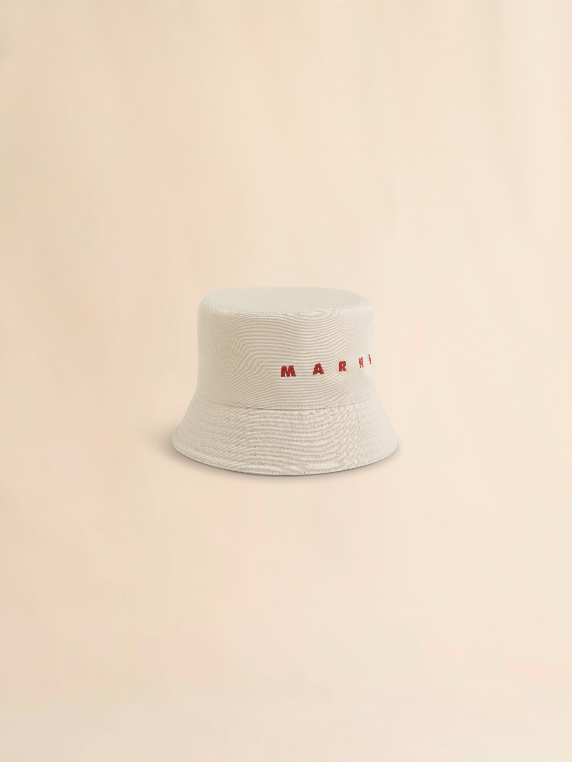 アイボリー オーガニックギャバジン製バケットハット、刺繍ロゴ入り