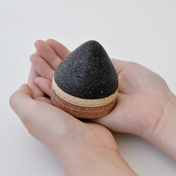 ミニ骨壷|トロスTholosシリーズ|ブラック(陶器製)（日本製） – 手元