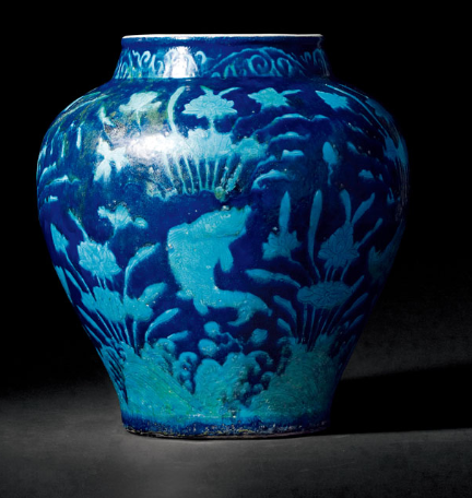 大明成化青金蓝地孔雀绿釉刻花鱼藻纹大罐| 满汀洲收藏鉴定