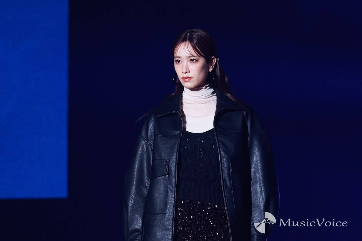 エンタメ】日向坂46佐々木久美、レザー&ラメで大人クールに｜vois ヴォイス