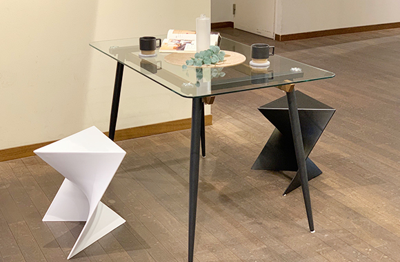 空間にモダンな印象と透明感を与えるクリアガラステーブル | NOCE