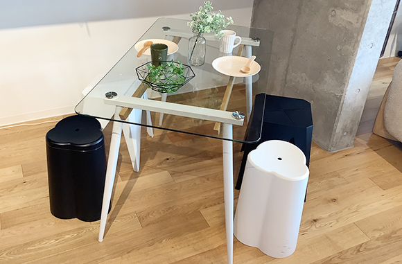 空間にモダンな印象と透明感を与えるクリアガラステーブル | NOCE