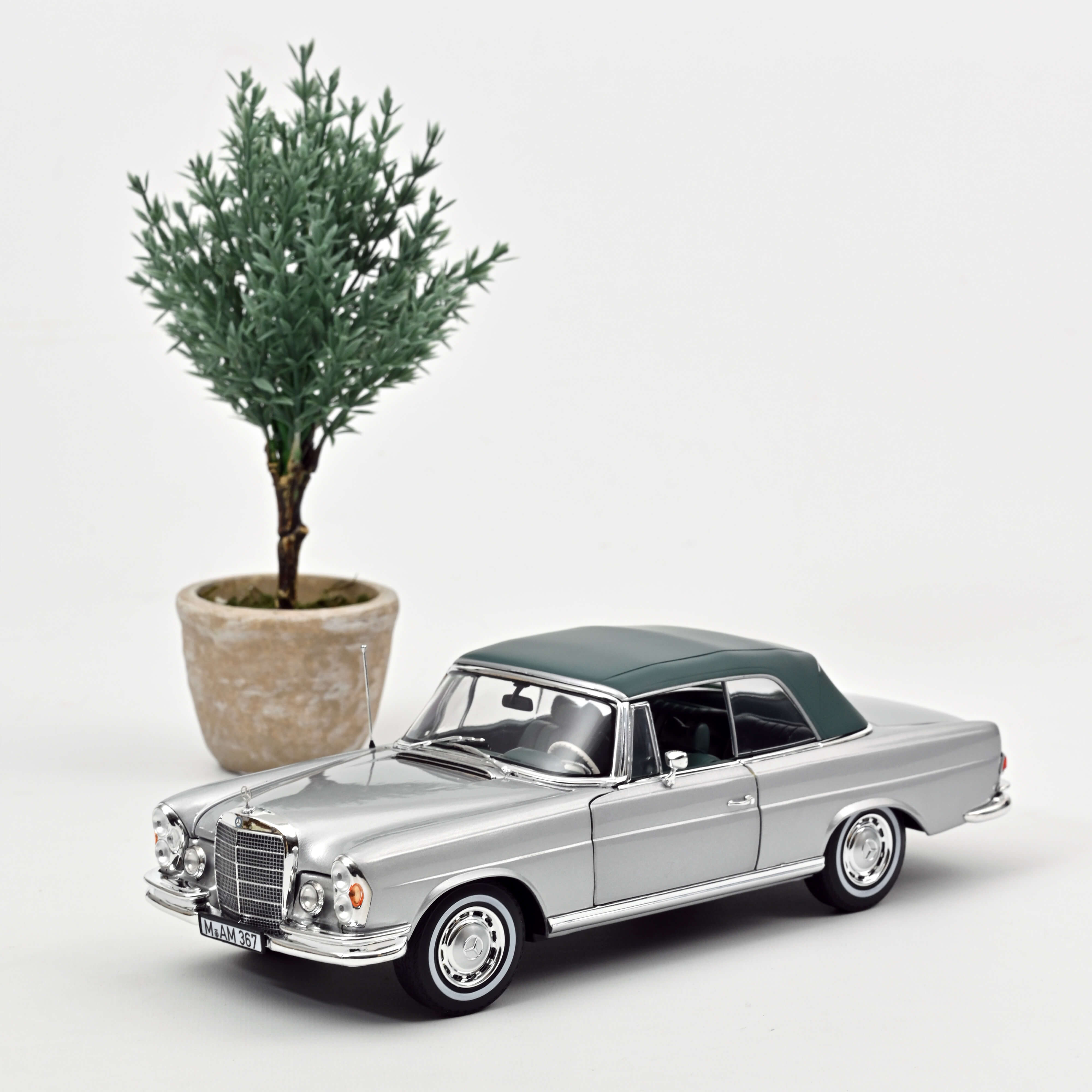 Mercedes-Benz 280 SE Cabriolet 1969 Silver metallic 1:18 – Norev