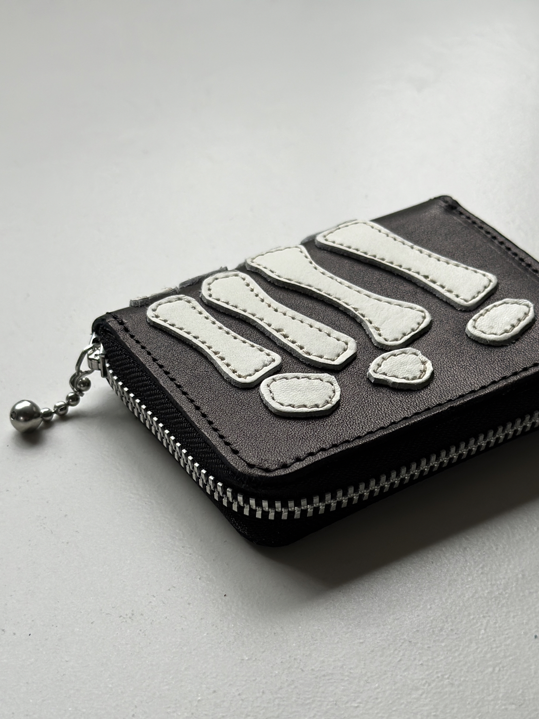 KAPITAL (キャピタル) THUMBS UP BONE HAND ZIP ミニウォレット