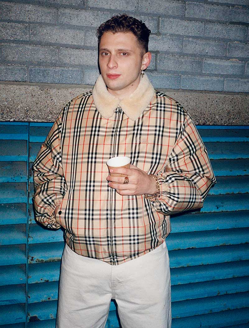 Burberry x Supreme, moda británica de lujo con streetwear neoyorquino