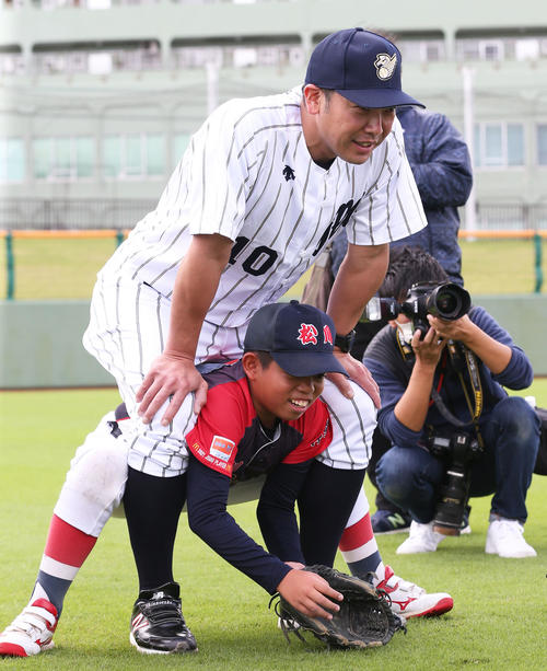 山本浩二の“おねイチ”土下座で延長戦、パリーグが逃げ切り勝利／名球会