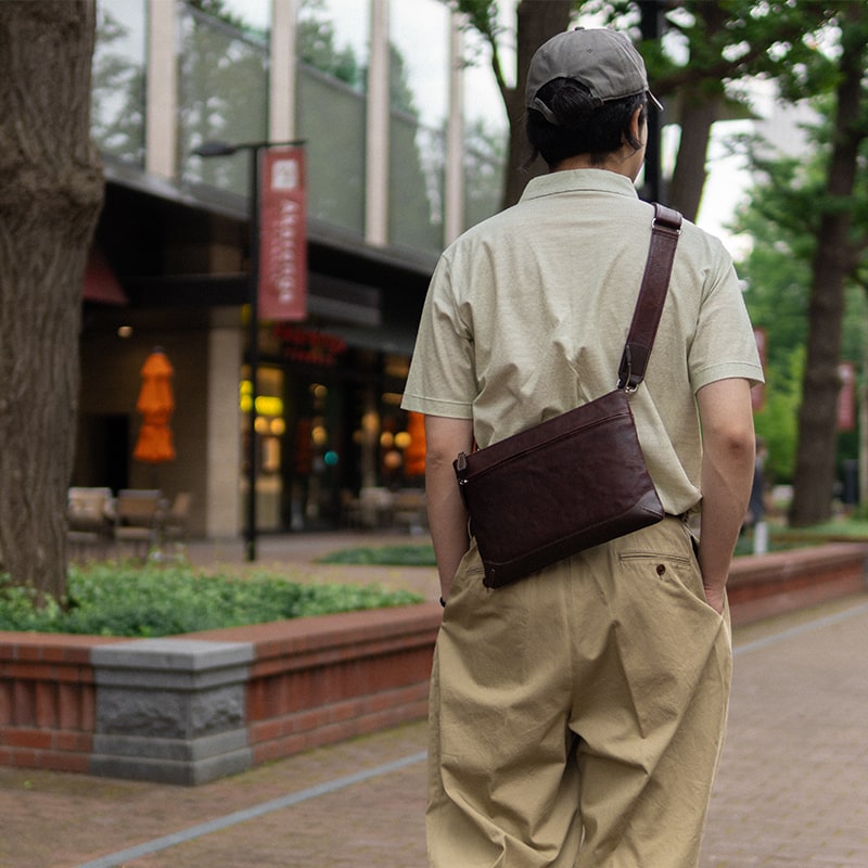 カジュアルな装いと、ショルダーバッグ | ソメスサドル【日本の革鞄と