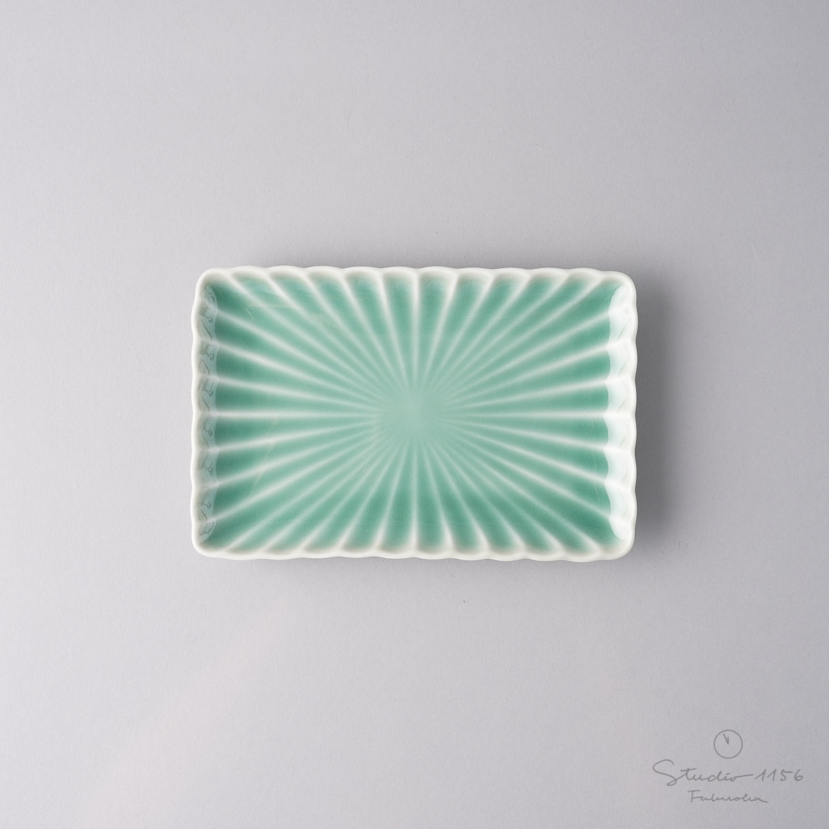 青磁 李朝青磁 角皿 陽刻 華の図 蔵出し 2客 高麗青磁と李朝白磁