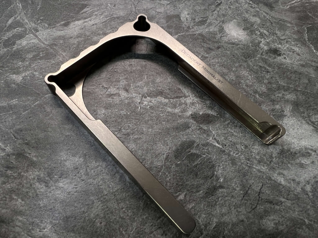 Decadent Minimalist One レビュー 【最もシンプルなチタン製カード