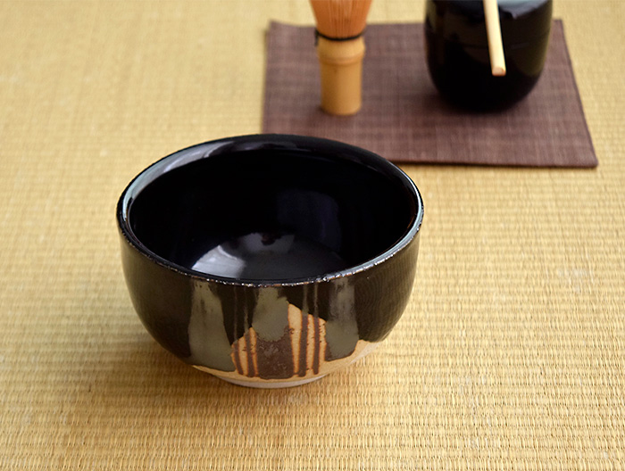 天目の釉薬が十草模様に描かれた抹茶碗。人気の器でお抹茶を楽しめます。