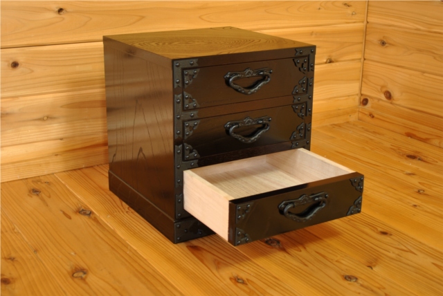 三段引出し 小箪笥 手描き蒔絵 輪島塗 小箪笥 三段-しだれ桜の蒔絵仕上げ- [内外面ともタメ色] 螺鈿