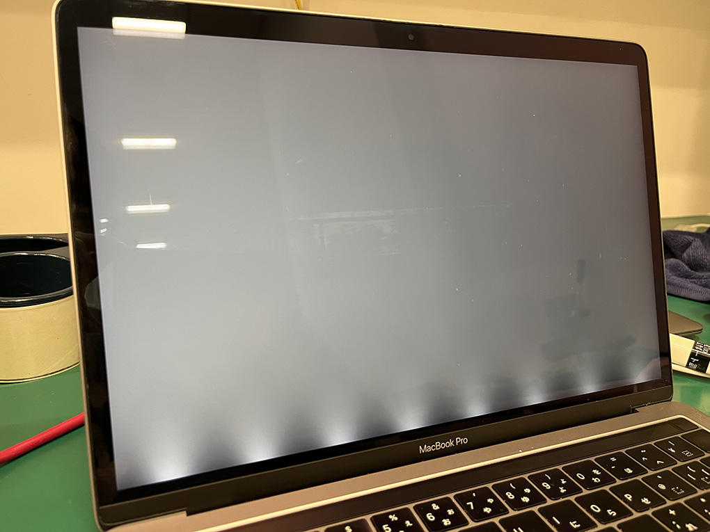 MacBook Pro のディスプレイ底部に沿ってバックライトの光が漏れて