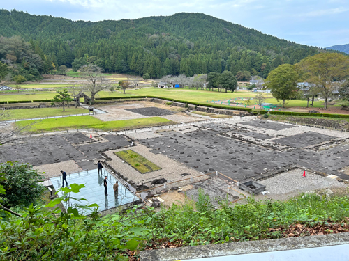 朝倉氏館跡から出た笏石、火縄銃の玉 戦国 落城 朝倉氏館跡から出た笏