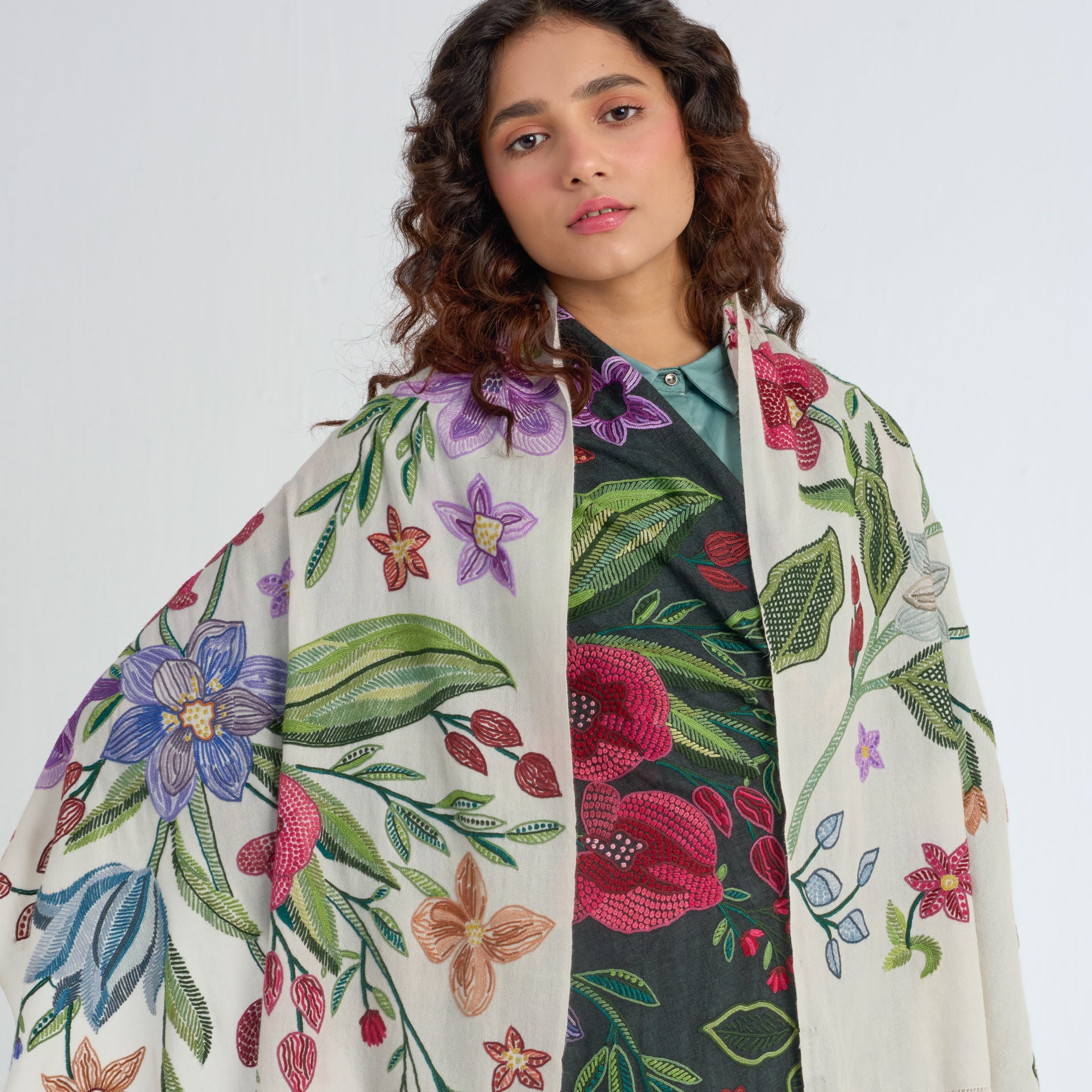 Flower Celebrationウール アリー手刺繍ストール(ホワイト/マルチ