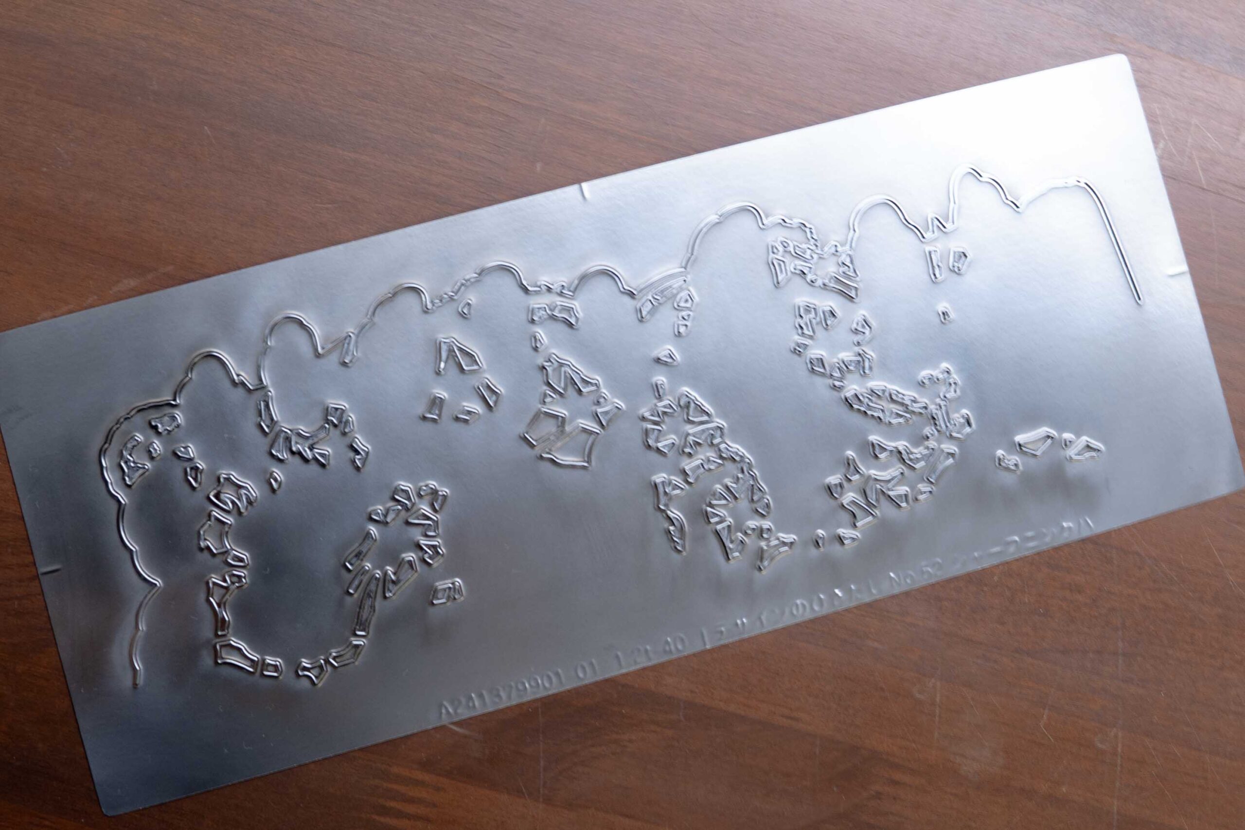 デザインのひきだし52 表紙のエンボス版・刃型作製秘話 – 彫刻屋だから