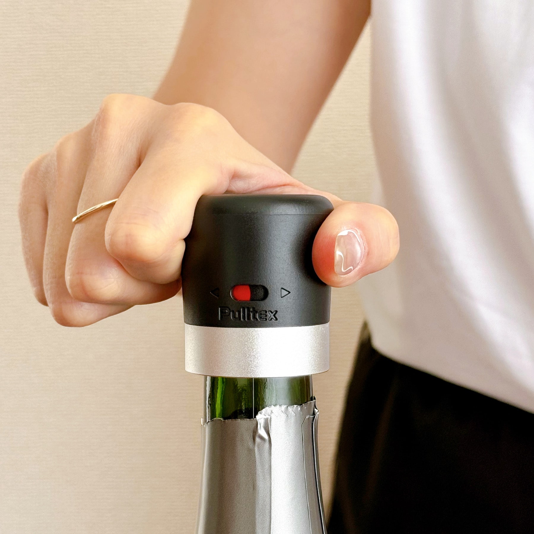 モトックス」のロゴ入りシャンパン用ワインストッパー