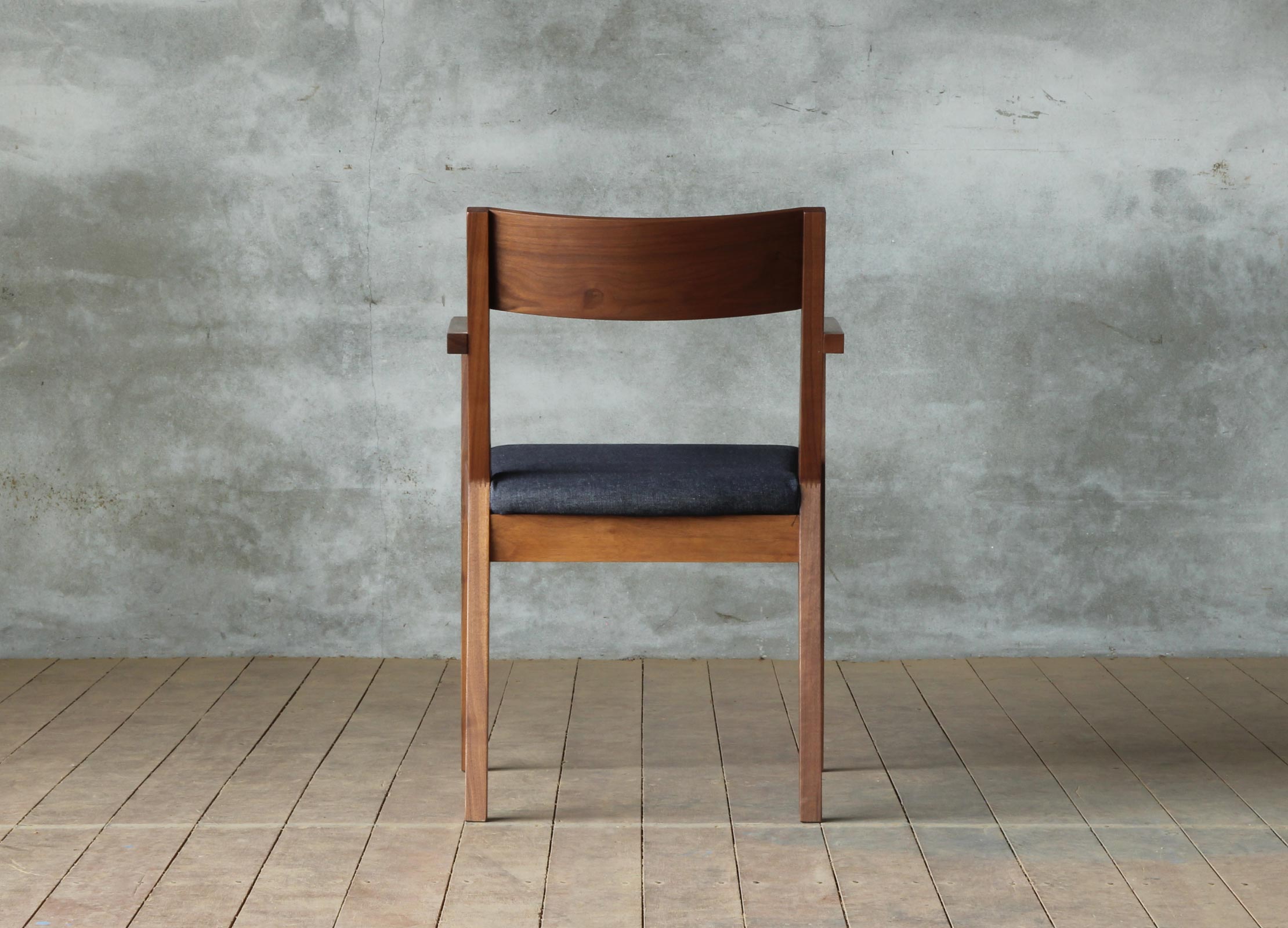 無垢材を生かしたシンプルなロングアームチェア｜SOLID横浜