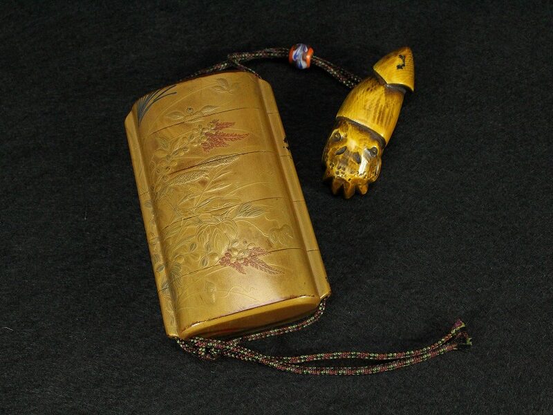 SOLD OUT 名人 梶川作 在銘 秋草蒔絵 印籠 象牙 烏賊 根付(AZ857