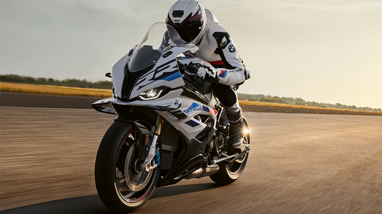 BMWのNew S1000RRは、3psアップの210psを発揮【新しいウイングレットを