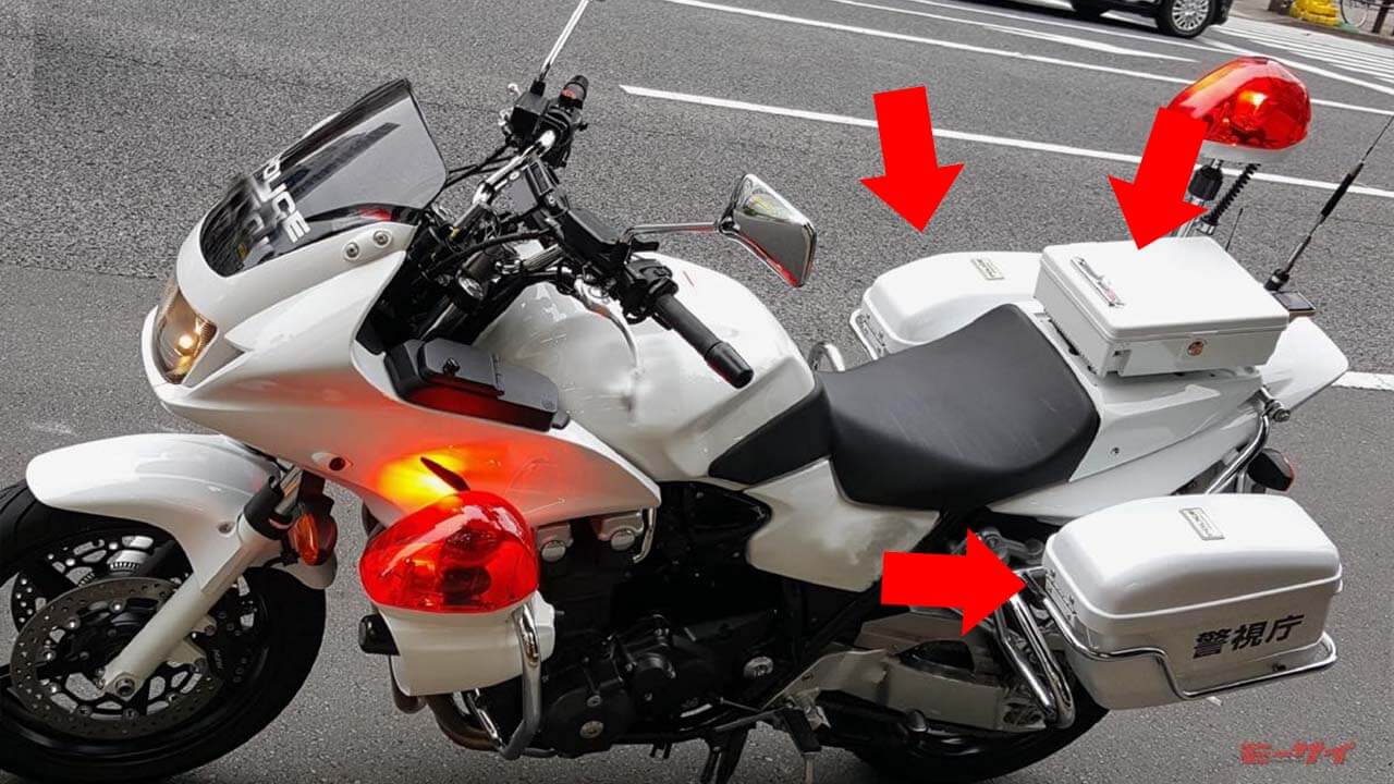 個人的なものと仕事道具は分けてるの？」白バイのシート後部、左右