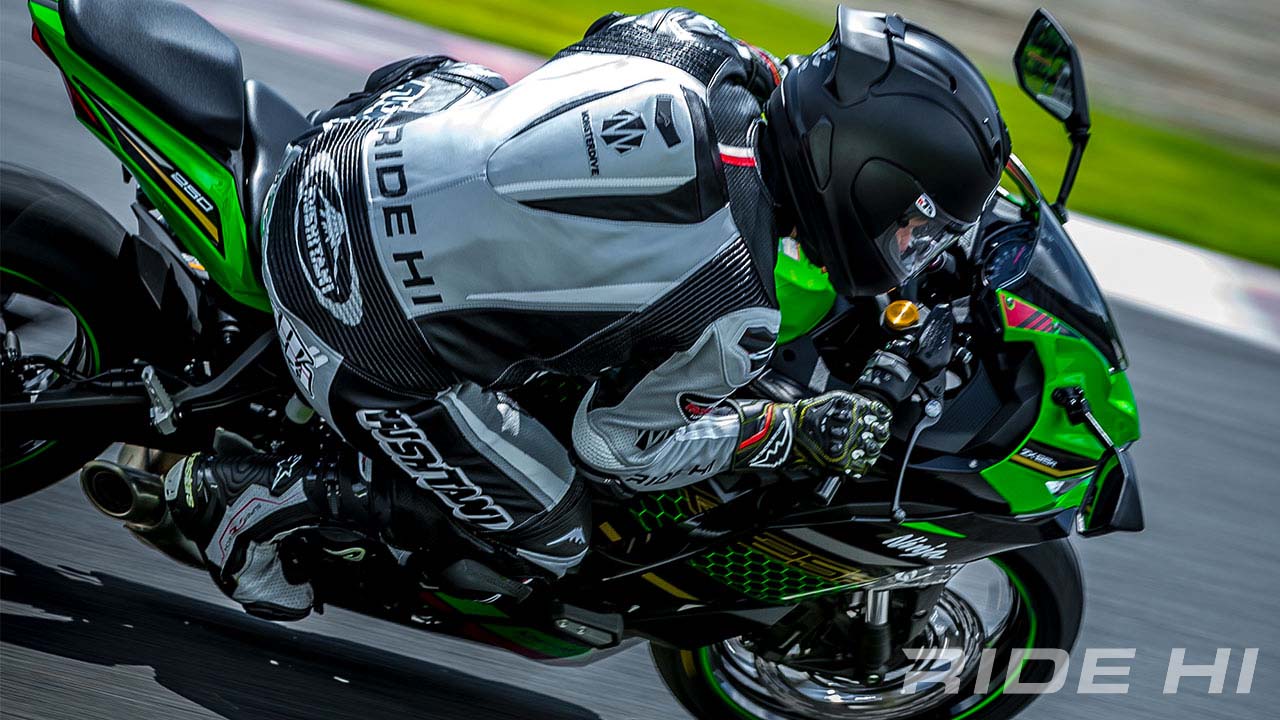 クラス超えの装備！ フルバンク中もギヤチェンジできるZX-25Rの