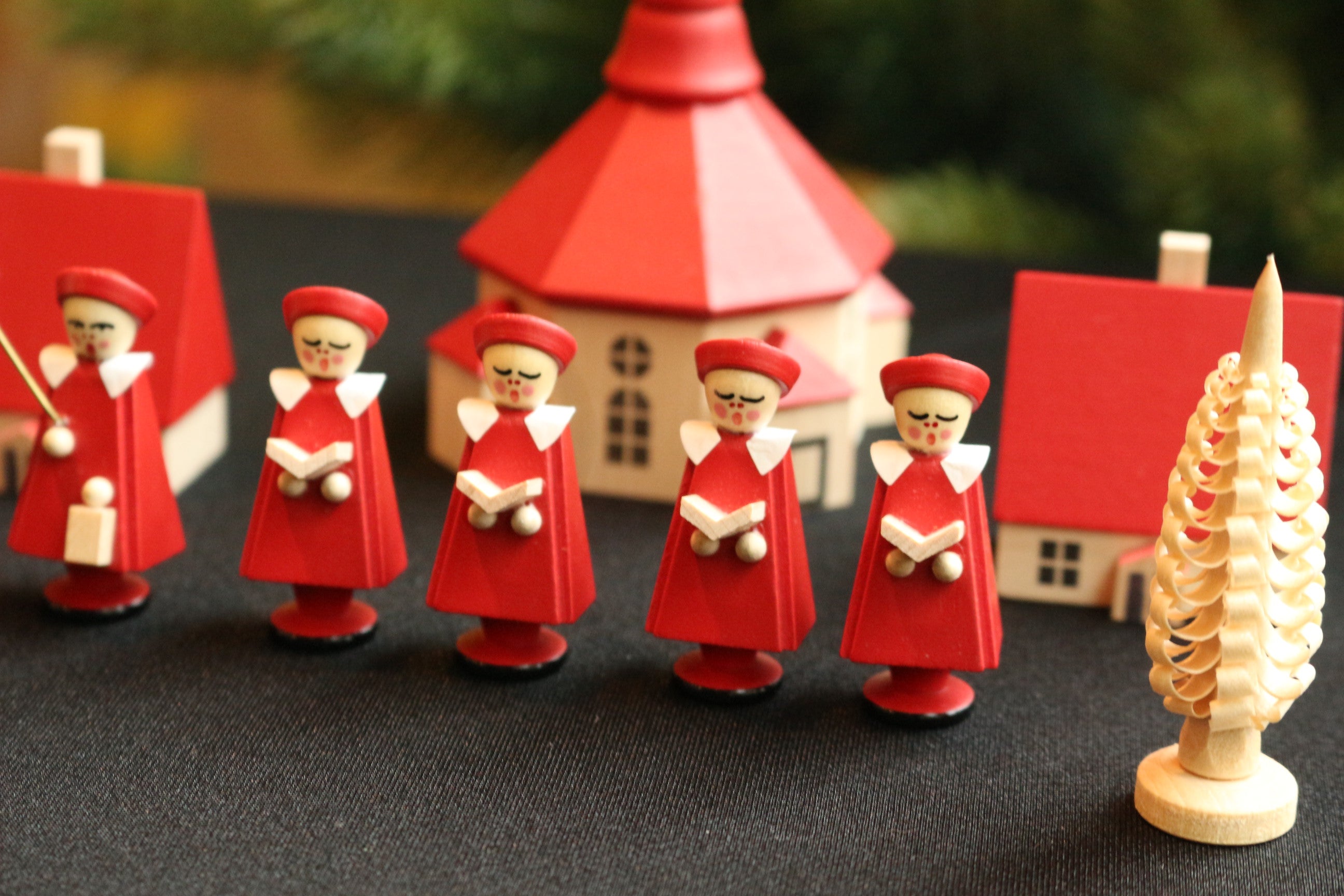赤い聖歌隊と教会 クリスマスオーナメント ドイツ 木製 ザイフェン