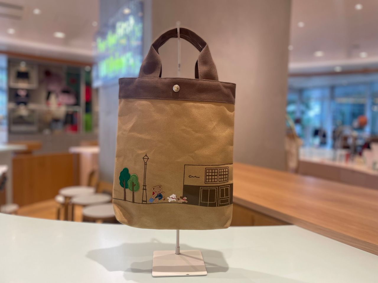 広尾限定】ベージュのバッグとチャームが新登場！｜ファミリア代官山店