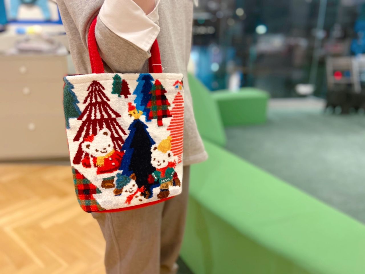 1枚1枚丁寧に織り上げた シェニール織りのタオルハンカチ｜ファミリア