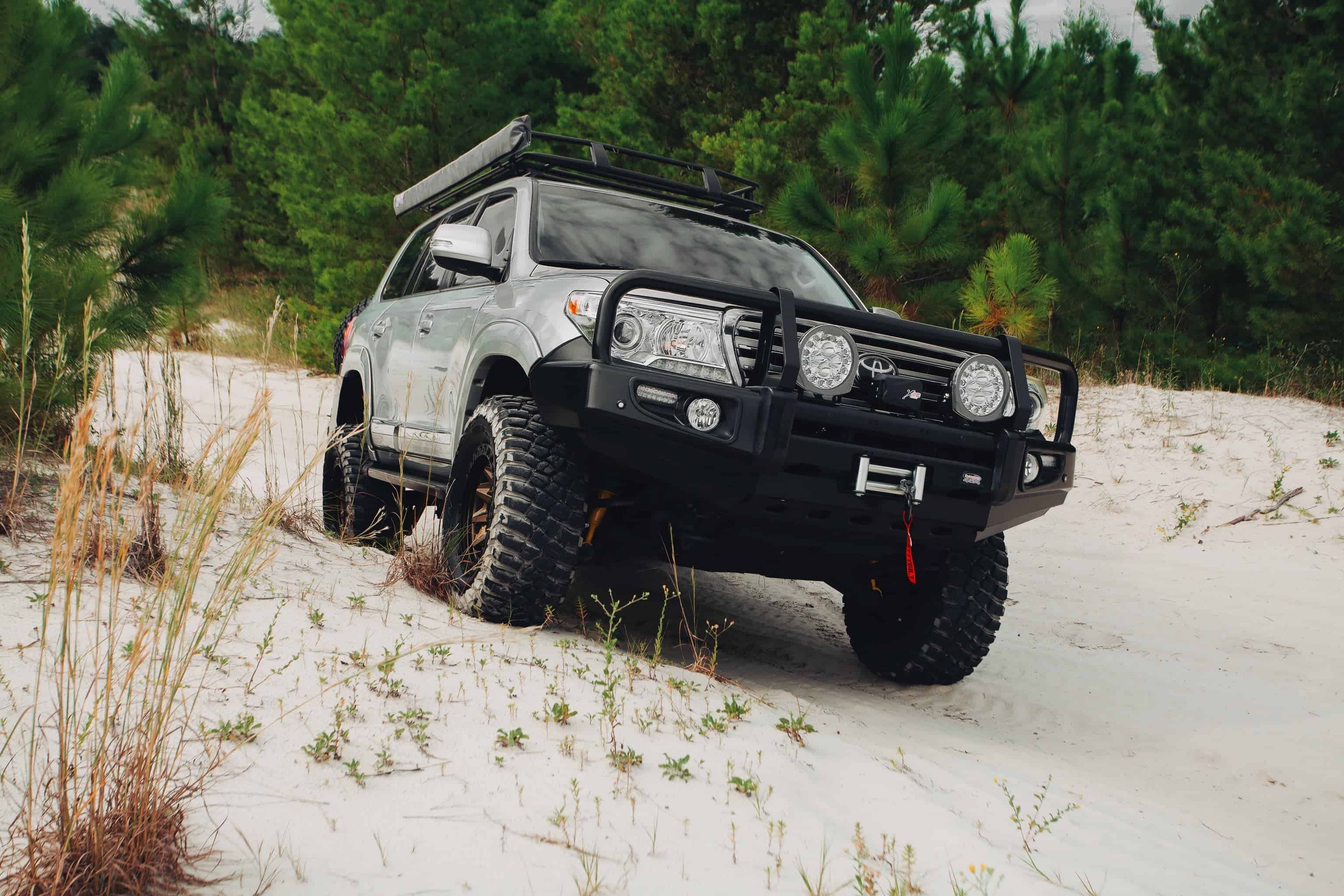 Black Deluxe Bullbar for Toyota Land Cruiser 200 Series