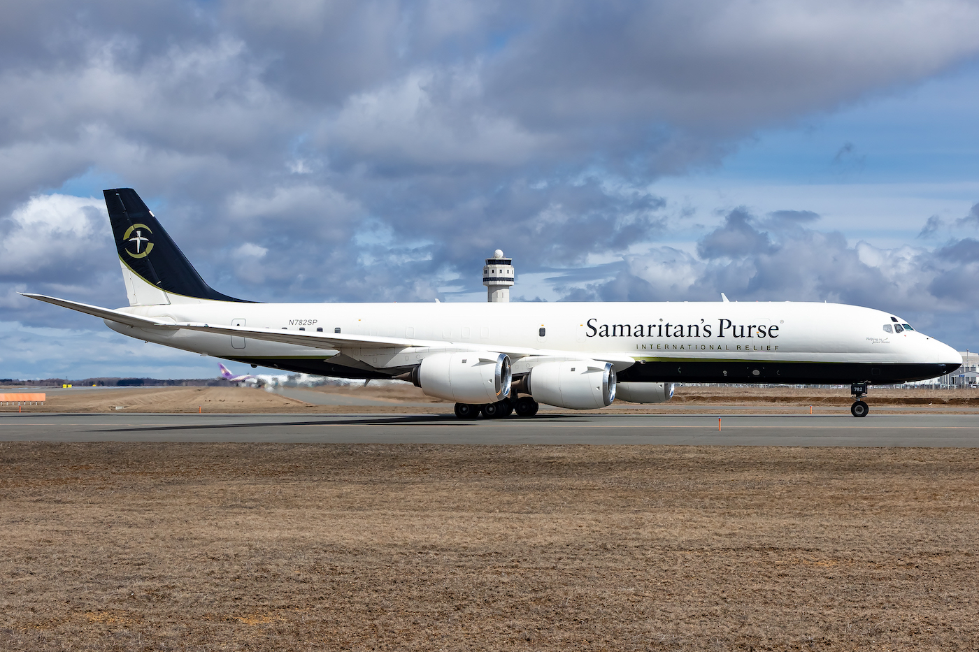 名機ダグラスDC-8が新千歳空港に飛来 〜4月3日、退役直前のDC-8-72CF