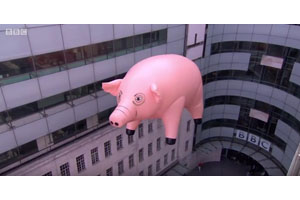 ピンク・フロイド大回顧展記念、巨大なブタの風船が空を舞う、BBCで