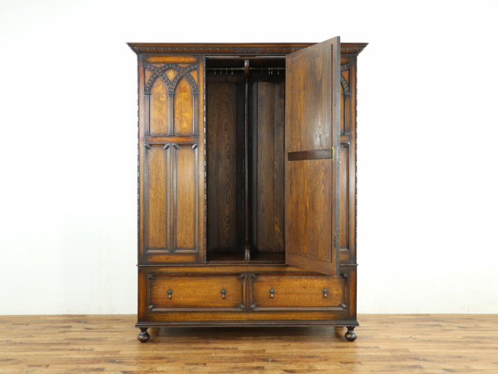 姿見まで備わったラージサイズワードローブ イギリスアンティーク家具