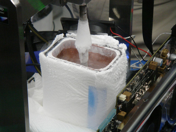 ASCII.jp：OCWでイべント開催 液体窒素でPhenom II X6が6GHz超え！