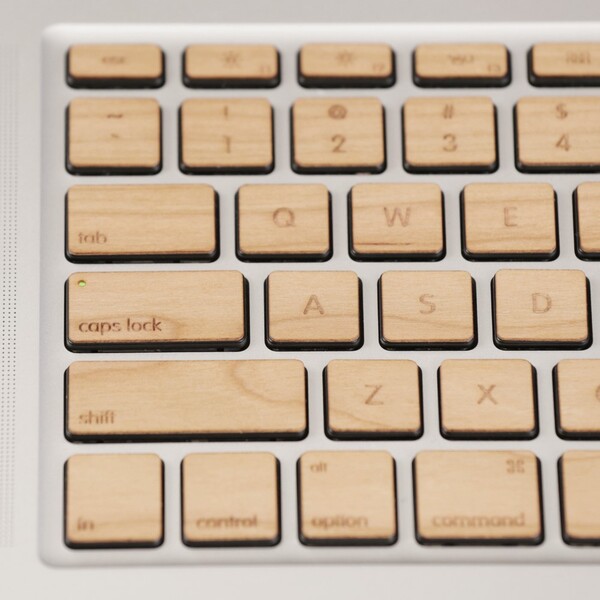 ASCII.jp：MacBook Pro用リアルウッドキースキン、日本語JIS配列に