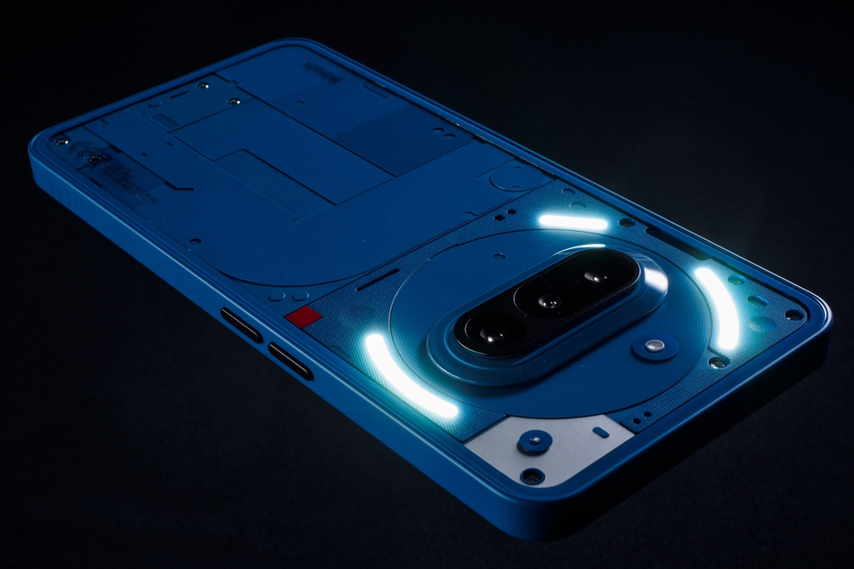 価格だけ見て買っても十分過ぎる性能 背面の透明パネルとLEDストラップ