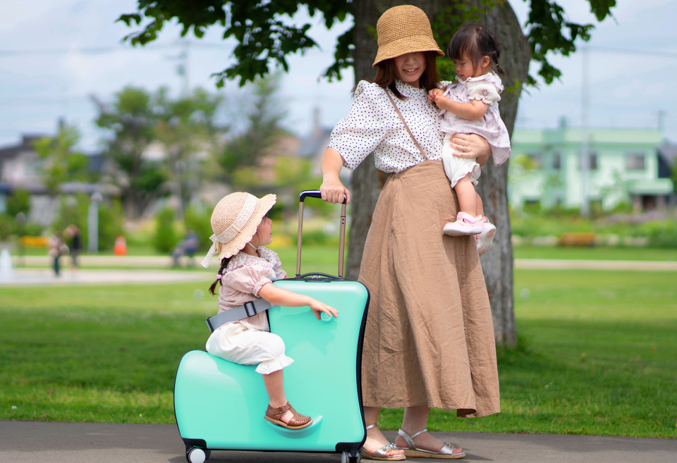 子供がまたがって乗れるスーツケース「オリベラ」に新色グリーンティー