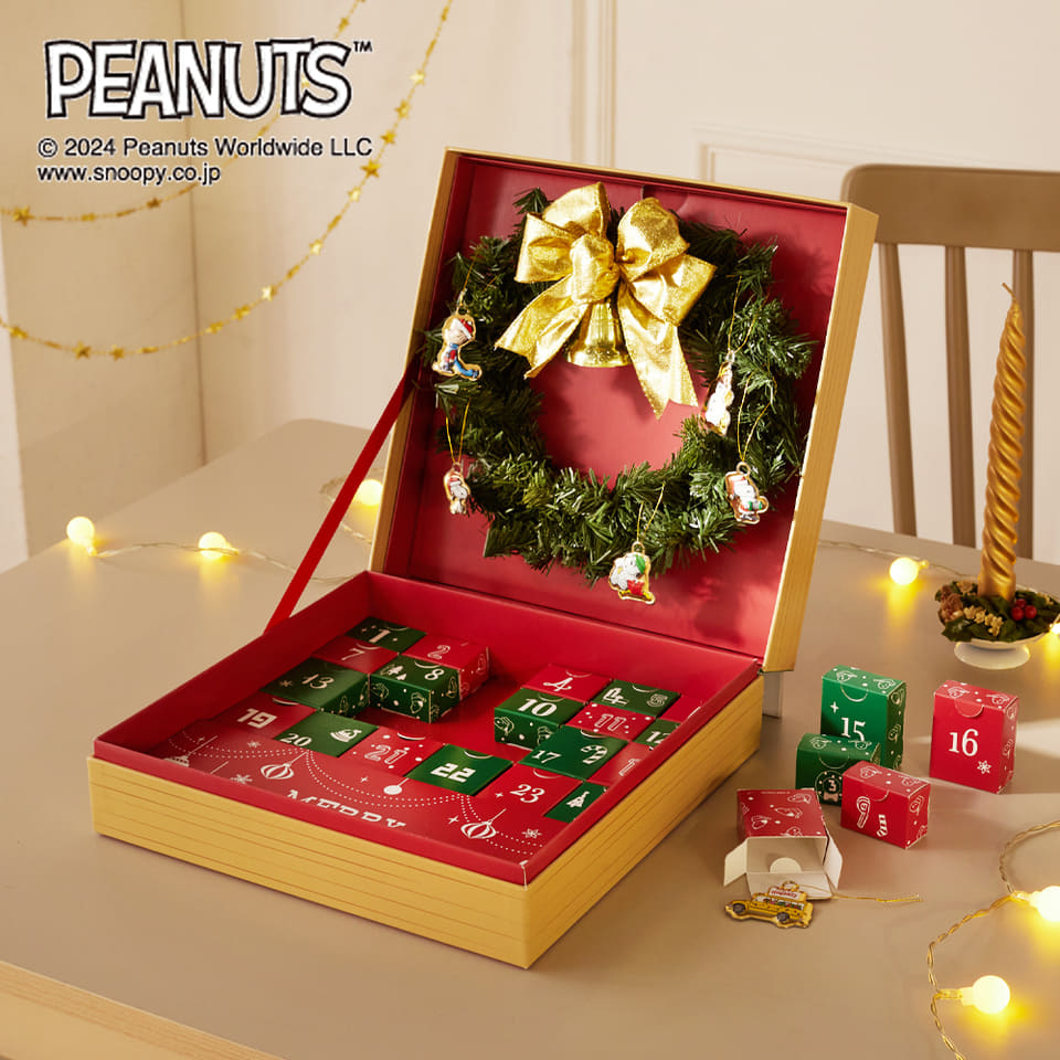 スヌーピー」アドベントカレンダー。24種類のオーナメントをリースに