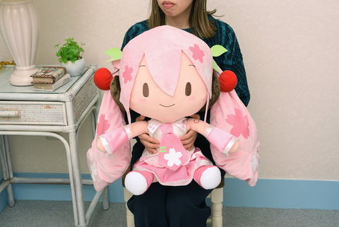 全長約50cmの「桜ミク どでかジャンボふわふわぬいぐるみ」発売決定