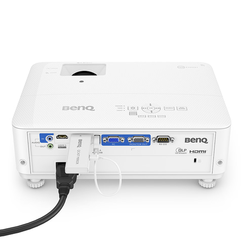 低遅延＋単焦点設計。狭い部屋でも100インチの大画面でゲームを