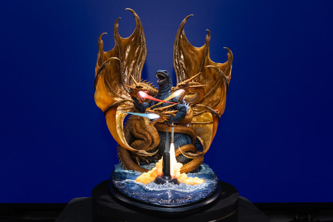 ゴジラVSキングギドラ」の大格闘がスタチュー化。1991年の映画ポスター