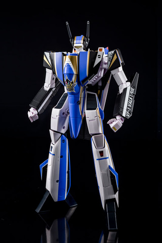 マクロス」35周年記念塗装を施した「VF-1J」の変形アクション