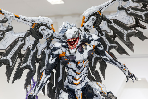 翼を大きく広げたエヴァンゲリオン量産機がスタチューで降臨！【NEXT