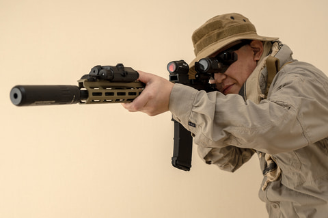 特別企画】タニオコバのモデルガン「M4」を自分好みにカスタムして撃っ